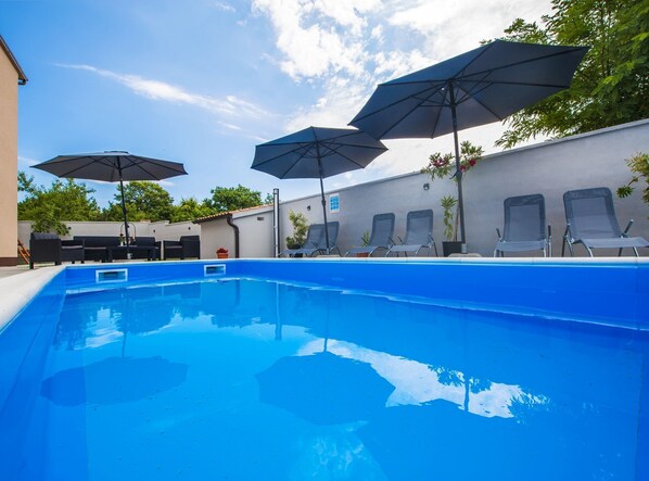 Outdoor pool - Idyllic Getaway Holiday Home With Pool (Svetvincenat)
