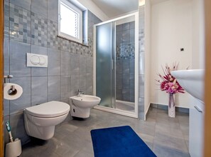 Maison (Three Bedroom Holiday Home with Pool) | Salle de bain | Douche, serviettes fournies