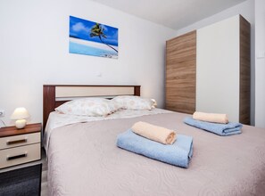 3 bedrooms, cribs/infant beds, free WiFi - Idyllic Getaway Holiday Home With Pool (Svetvincenat)