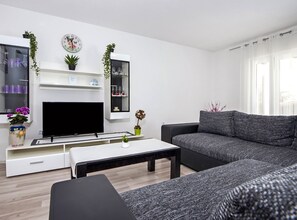 Nhà (Three Bedroom Holiday Home with Pool) | Phòng khách | TV màn hình phẳng 32-inch có truyền hình vệ tinh, banh bàn 