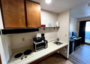 Refrigerador, microondas, placa de cocina, cafetera/tetera