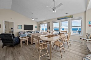 TV connectée, livres, chaîne hi-fi