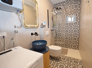 Apartamento (One Bedroom Apartment with Sea View) | Baño | Ducha y toallas