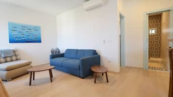 Apartamento (One Bedroom Apartment with Sea View) | Sala de estar | TV de tela plana 32 polegadas com canais via satélite