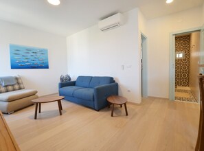 Lägenhet (One Bedroom Apartment with Sea View) | Vardagsrum | 32-tums platt-tv med satellitkanaler
