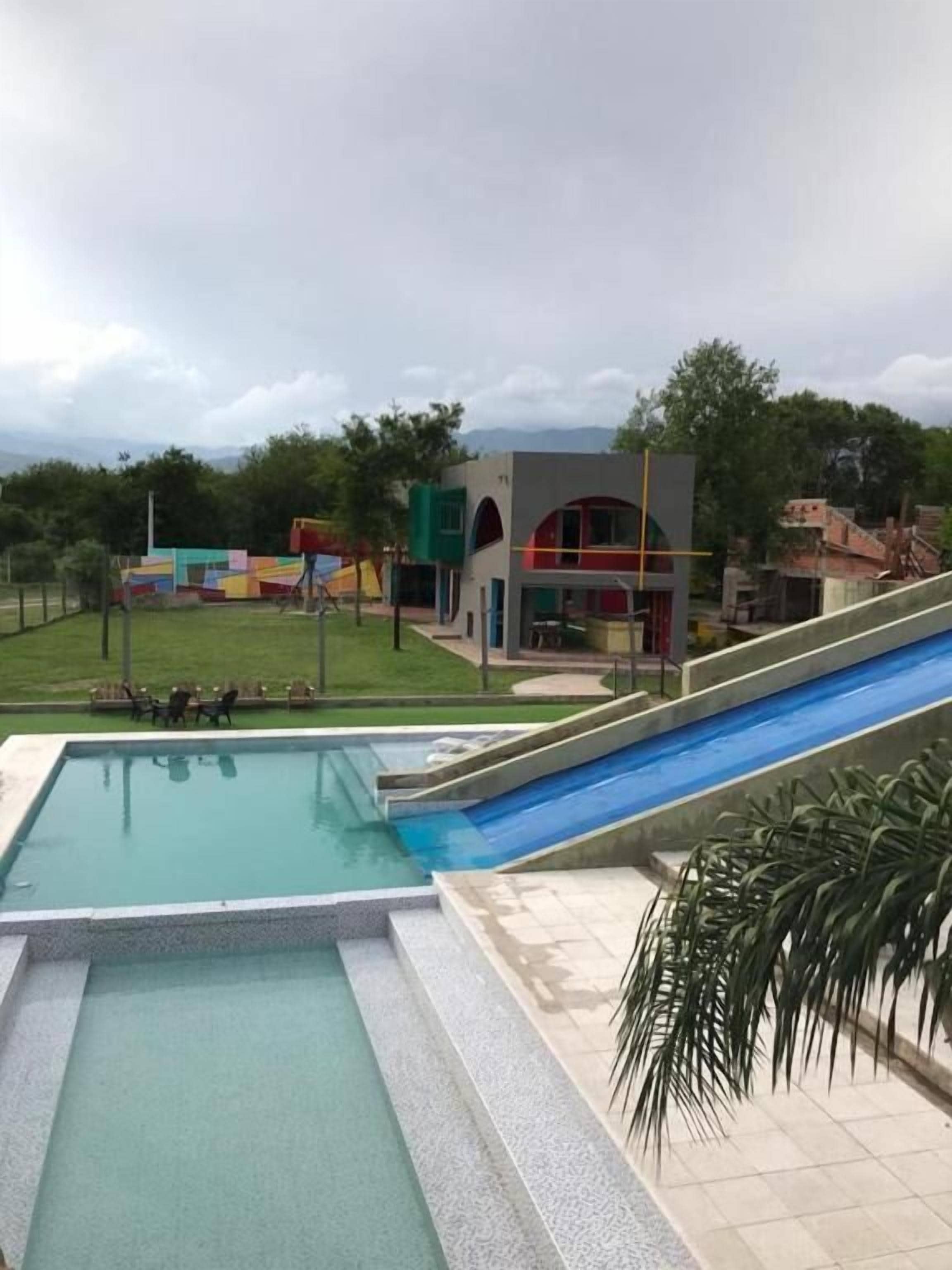 Außenpool (je nach Saison geöffnet), Liegestühle