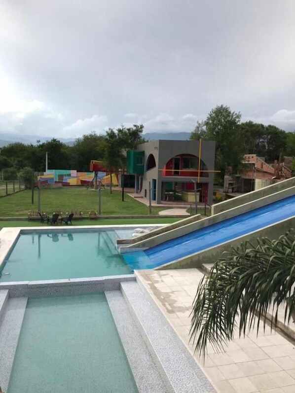 季节性开放的室外游泳池，日光浴躺椅