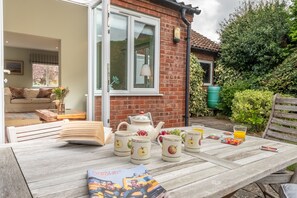 Outdoor dining - Corner Cottage, Brancaster, Norfolk (Brancaster)