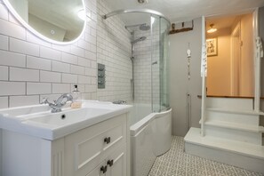 Shower, hair dryer, towels - The Old Gatehouse, Little Walsingham, Norfolk (Little Walsingham)