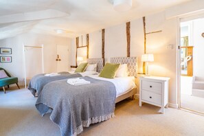 4 slaapkamers, een strijkplank/strijkijzer, internet, beddengoed