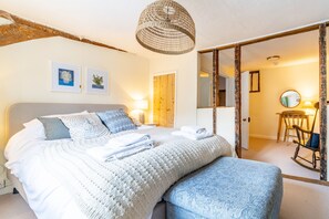 4 bedrooms, iron/ironing board, Internet, bed sheets