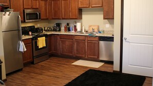 Private kitchen - Cozy 2-bedroom condo in Waterloo south side with AC, WiFi & cable TV (Waterloo)