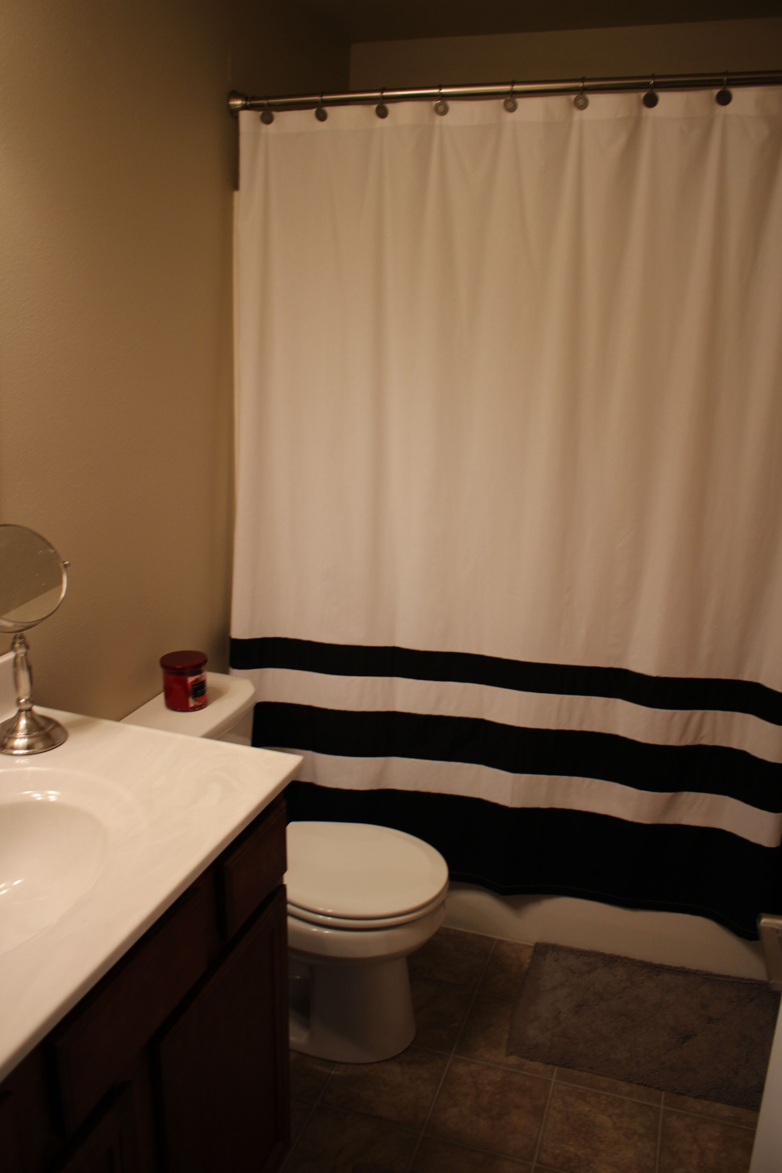 Secadora de cabello, toallas, jabón, papel de baño 