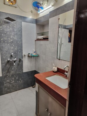 Ducha, bidet, toallas, jabón