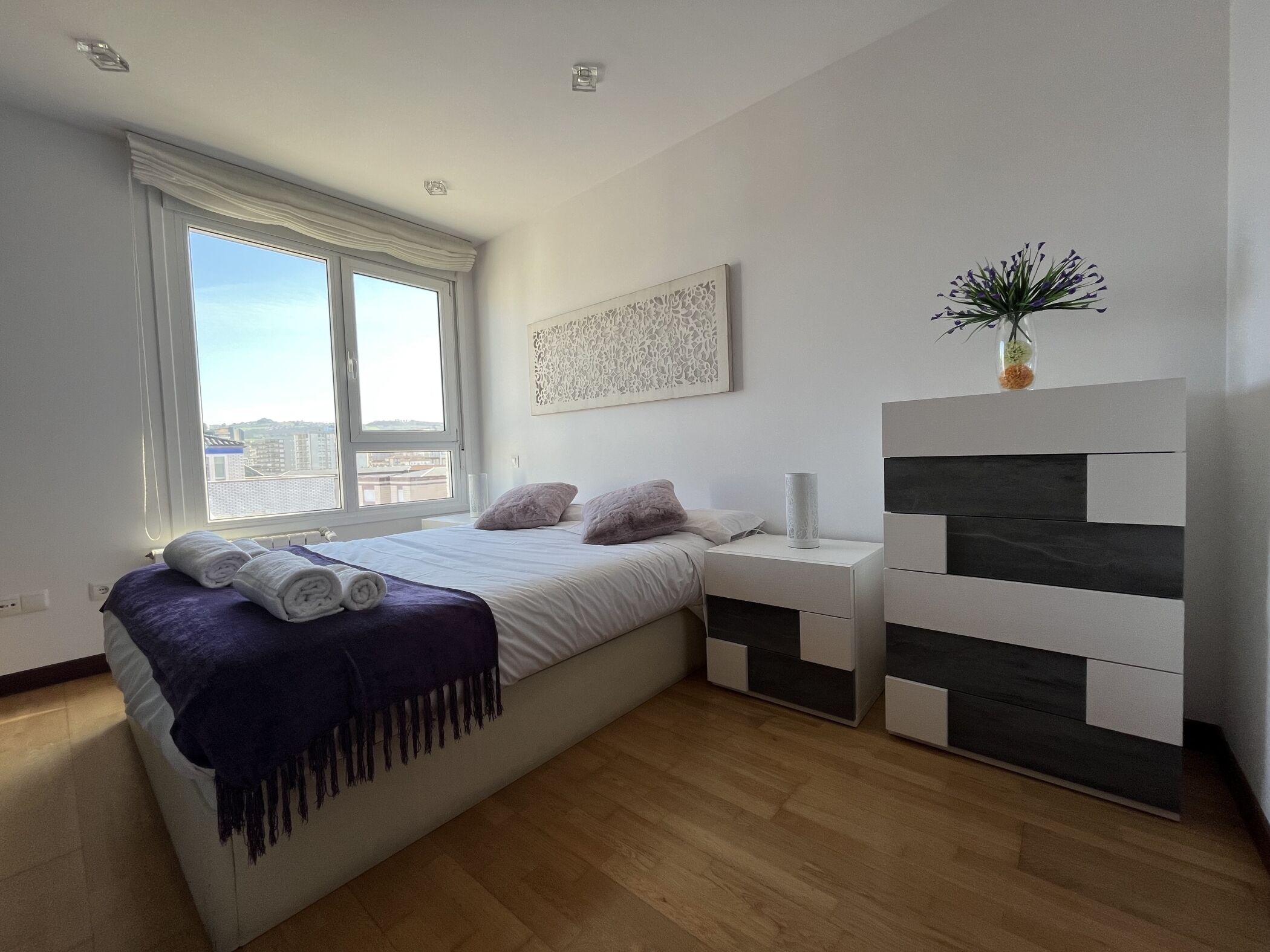 2 bedrooms, iron/ironing board, internet, bed sheets