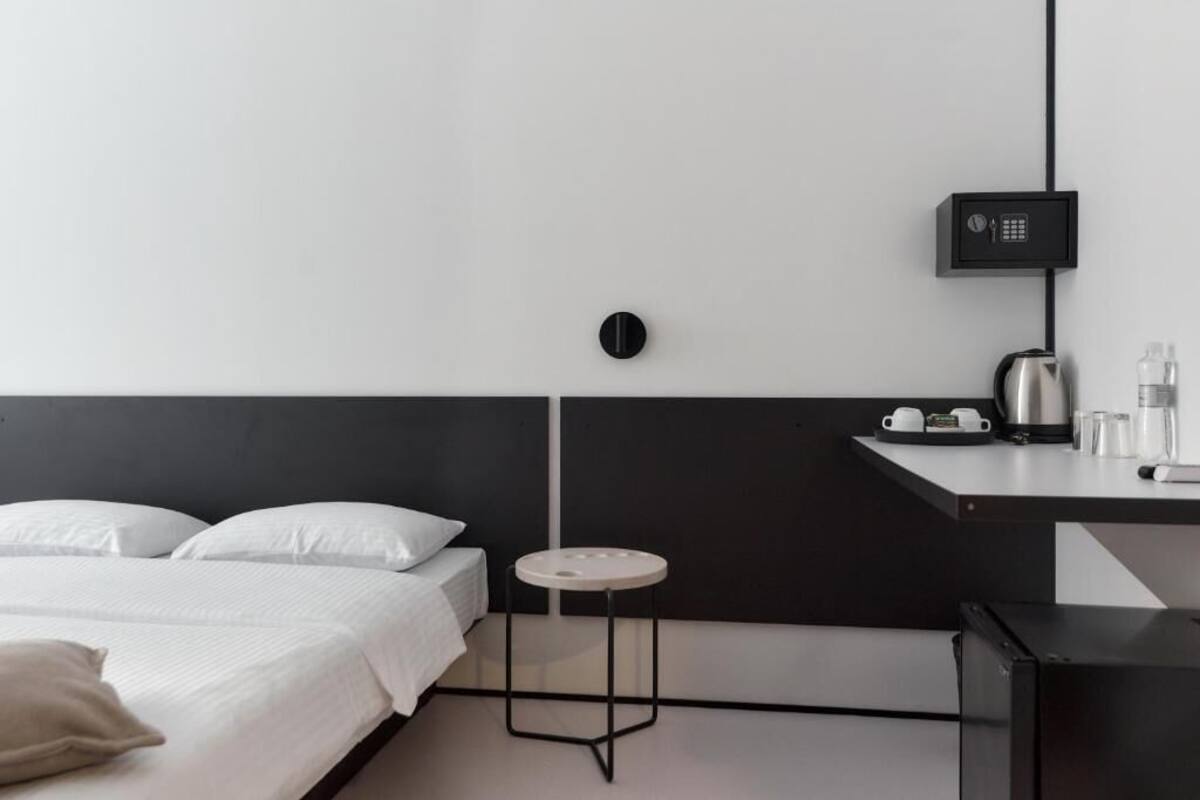 Hypo-allergenic bedding, soundproofing, free WiFi, bed sheets