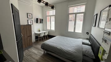 Een strijkplank/strijkijzer, gratis wifi, beddengoed