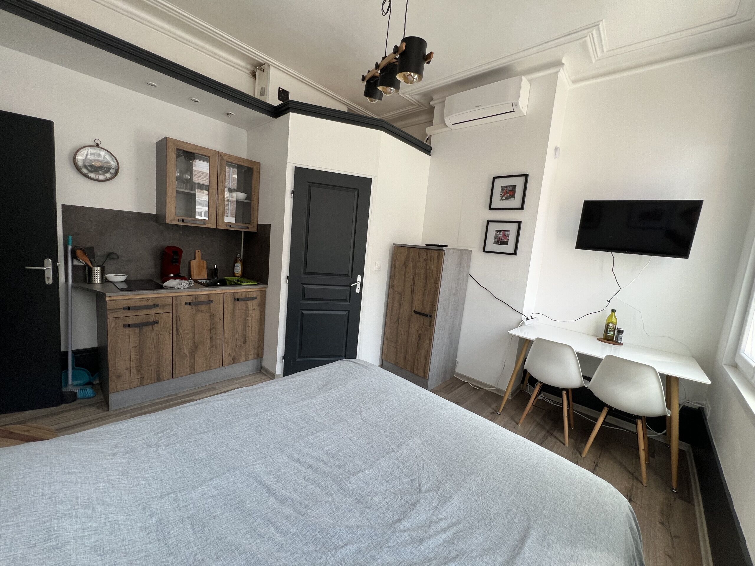 Tabla de planchar con plancha, wifi gratis y ropa de cama 