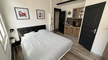 Een strijkplank/strijkijzer, gratis wifi, beddengoed