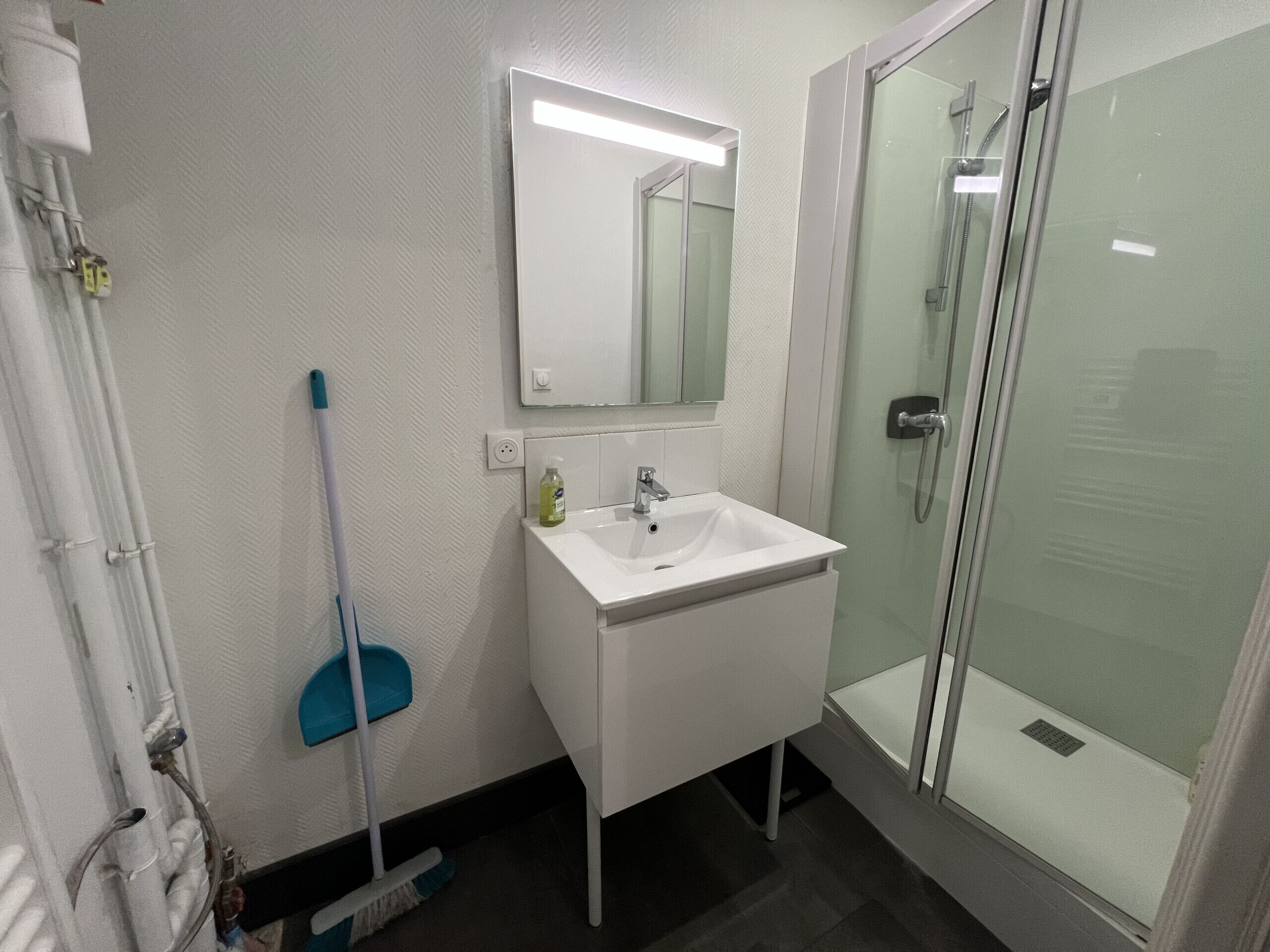 Chuveiro, secador de cabelo, toalhas de banho 