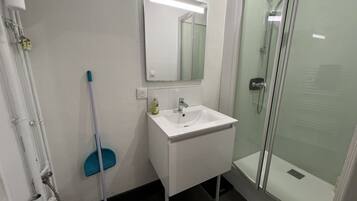 Chuveiro, secador de cabelo, toalhas de banho