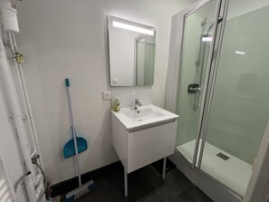 Douche, sèche-cheveux, serviettes fournies