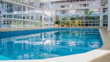 Alberca techada, acceso de 07:00 a 00:00, y camastros