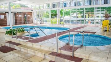 室內游泳池,開放時間為 07:00 至 00:00,提供日光浴躺椅