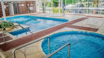 Innenpool, geöffnet von 07:00 Uhr bis 00:00 Uhr, Liegestühle