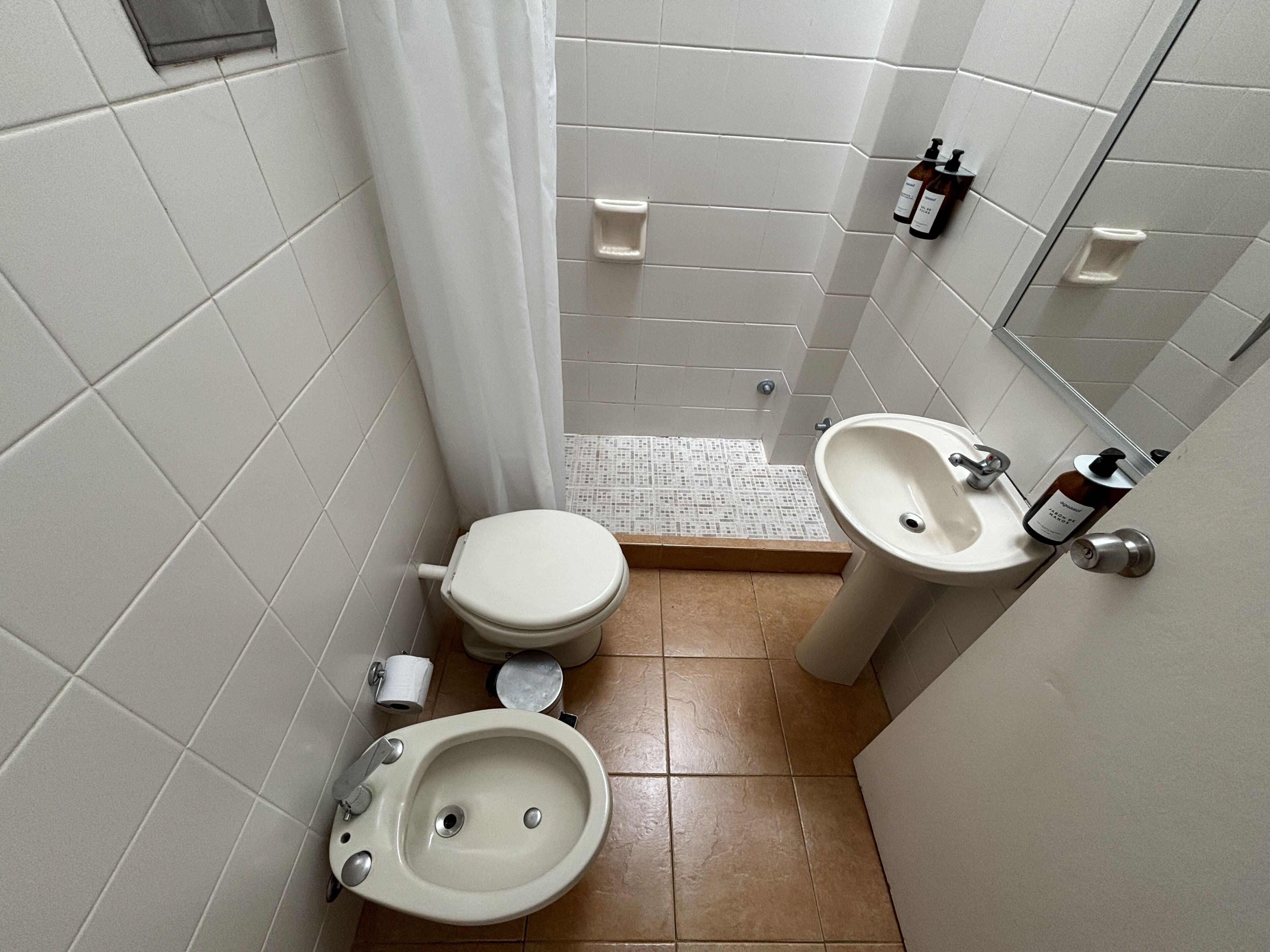Une petite salle de bain comprenant des toilettes, un bidet et un lavabo.