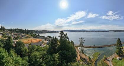 Charming waterfront 3-bedroom farmhouse with AC, WiFi in serene Port Orchard
