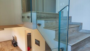A modern staircase with glass railings and wooden steps. - Holiday home for 5 Lido di Camaiore (Lido di Camaiore)