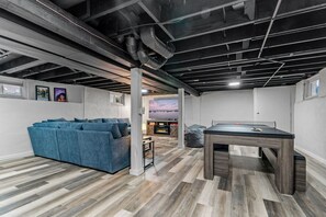 Games room - MINNeSTAY* Red Maple | Karaoke! (Minneapolis)