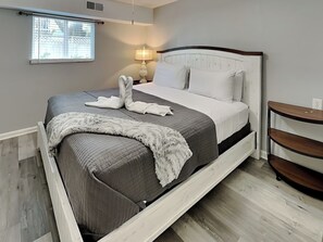 8 bedrooms, iron/ironing board, Internet, bed sheets - Pleasure Pier Retreat - Manor | Your Spacious & Private Oasis with a Fenced-in Y (Galveston)