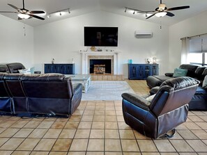 Smart TV, chimenea y tenis de mesa 