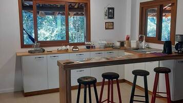 Café da manhã feito na hora grátis todos os dias