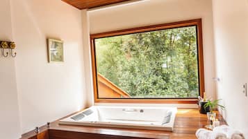Habitación doble de lujo, balcón, vista al jardín | Ropa de cama de alta calidad, minibar y decoración personalizada