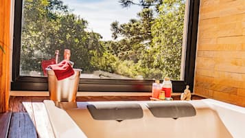 Premium tweepersoonskamer, Meerdere bedden, terras, uitzicht op tuin | Luxe beddengoed, een minibar, individueel gedecoreerd, een bureau