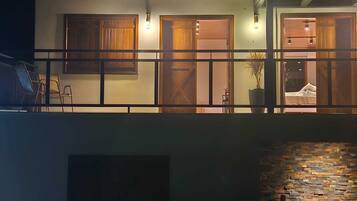 Fachada da propriedade à noite