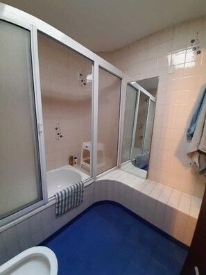 Double Room, Hill View | Bathroom | Bidet, towels, shampoo, toilet paper - Dos Balcones (Salta)