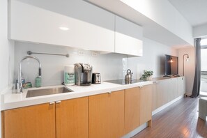 Fridge, microwave, oven, stovetop - Stunning condo Downtown Toronto with incredible lake views. 5 minutes CN Tower. (Toronto)