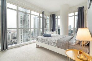 2 bedrooms, iron/ironing board, travel crib, WiFi - Stunning condo Downtown Toronto with incredible lake views. 5 minutes CN Tower. (Toronto)