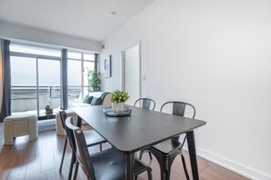 Dining - Stunning condo Downtown Toronto with incredible lake views. 5 minutes CN Tower. (Toronto)