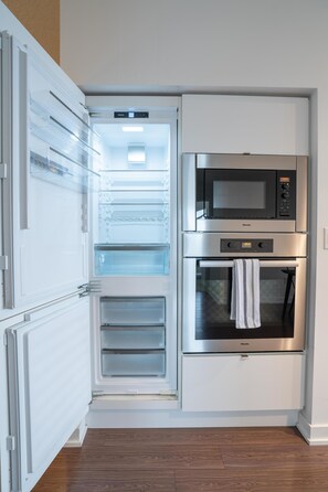 Interior - Stunning condo Downtown Toronto with incredible lake views. 5 minutes CN Tower. (Toronto)