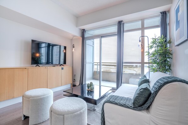 Smart TV, video games - Stunning condo Downtown Toronto with incredible lake views. 5 minutes CN Tower. (Toronto)