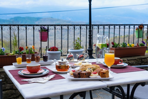 Her gün ücretsiz açık büfe kahvaltı