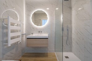 Shower, jetted tub, hair dryer, towels