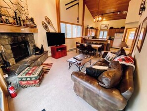 Een smart-tv en een open haard