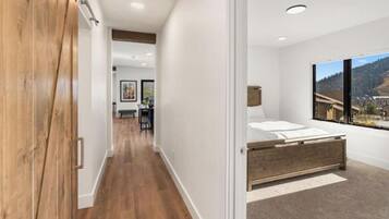 4 bedrooms, desk, iron/ironing board, free WiFi