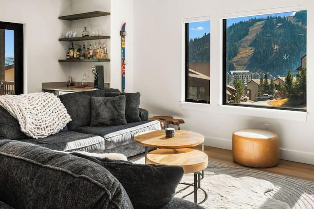 Smart TV, fireplace, stereo